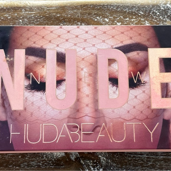 HUDA BEAUTY Nude Eyeshadow Palette - Picture 5 of 6